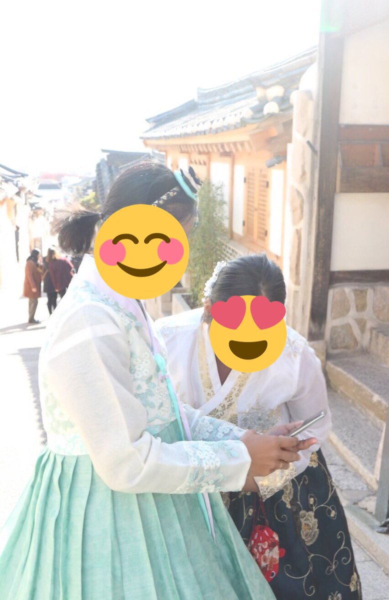 Babii_cheer's tweet photo. มาต่อที่ที่ 5 หมู่บ้านโบราณ หมู่บ้านบุกชอนฮันอก (Bukchon Hanok Village) ที่นี้คือหมู่บ้านที่มีสถาปัตยกรรมแบบเกาหลีโบราณที่คงอนุรักษ์เอาไว้ เป็นหมู่บ้านที่ห้ามเสียงดังเพราะมีคนอยู่ในหมู่บ้านจริงๆ วิวถ่ายรูปสวยงามมากแต่ต้องเดินขึ้นเขาหน่อยนะคะ #ต่อ👇🏻 #GOTogetherII https://t.co/EjPc3HvMEa