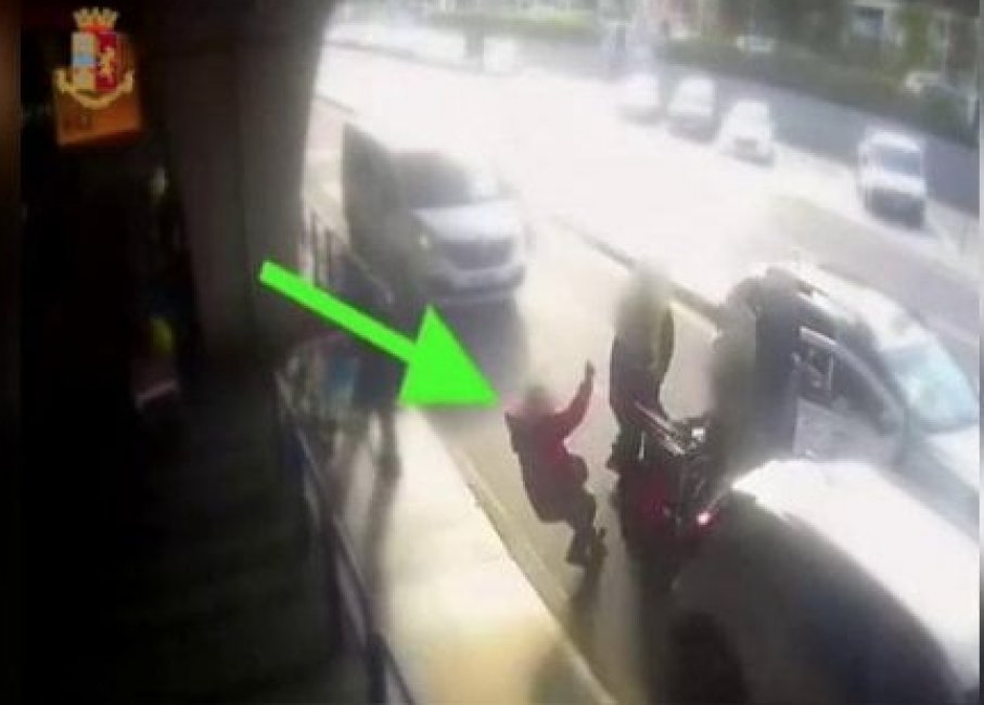 _DAGOSPIA_'s tweet photo. ARRIVA A FIUMICINO DA MADRID E CHIEDE DI USARE IL TASSAMETRO: LA REAZIONE DEL TASSISTA- VIDEO https://t.co/A26BV9O69y https://t.co/YRkXLkicRI