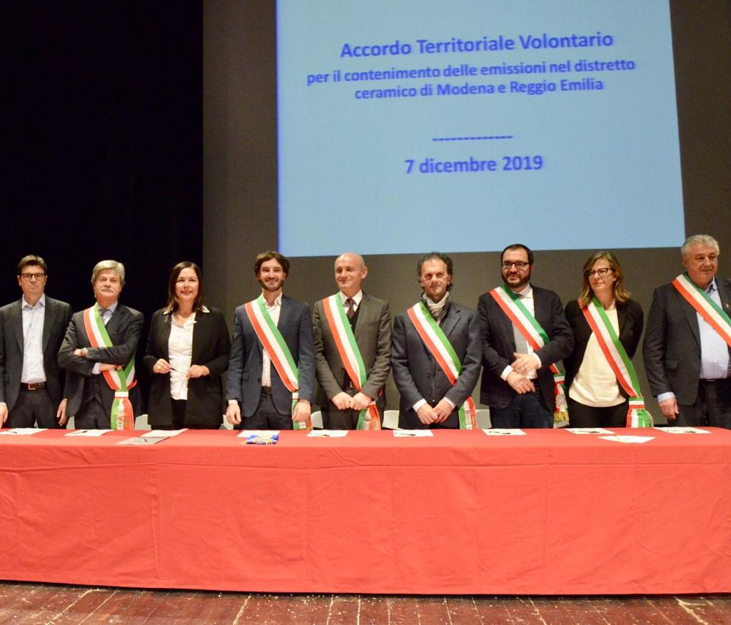 ACCORDO EMISSIONI CERAMICHE, ZANNI: OCCASIONE STORICA
Anche il presidente della Provincia <a href="/giorgio_zanni/">Giorgio Zanni</a> ha firmato il protocollo territoriale volontario sul contenimento delle emissioni per un minore impatto ambientale da parte delle aziende➡️bit.ly/33ZhUbc