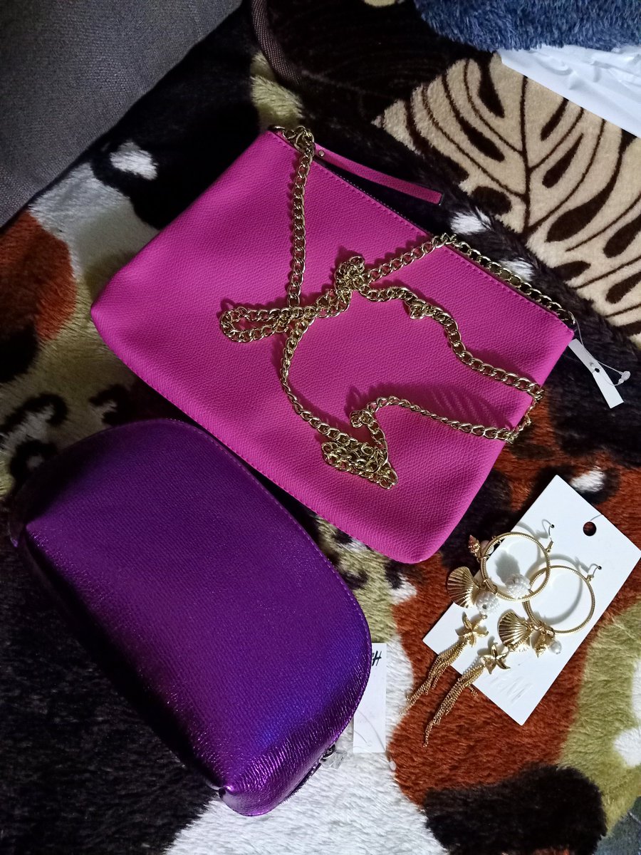 Pahavs 👋

H&amp;M loot 😊

Retweet and reply your favorite life quote with HT 😊 will choose one winner. 💚💙

ADNSantasPahavs2019
#ALDUBxADNGiftsOfLove