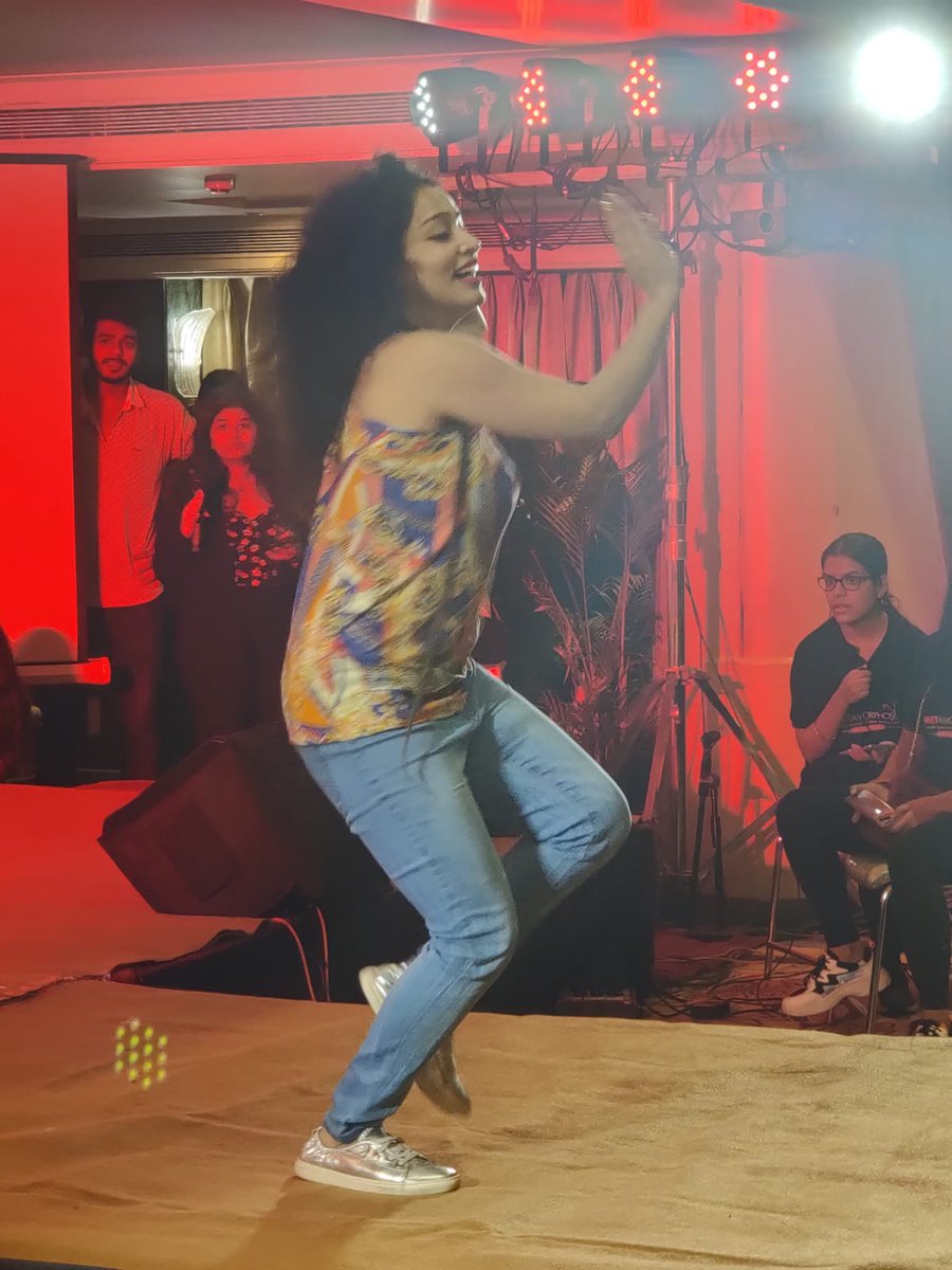 TheMetaFest's tweet photo. Sanjana sharma breaking a sweat #Onthefloor

#METamorphosis19 #MET2019 #METInstituteOfMassMedia #METa2019 https://t.co/xAfIfdorxi