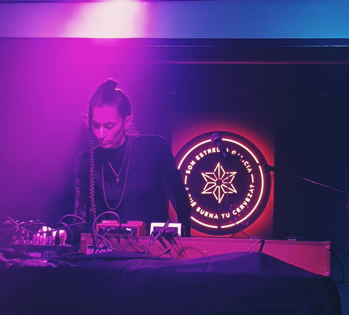 Anoche también estuvimos con Le Parody en la sala Independance de Madrid. Concierto muy especial presentando "Porvenir", sin duda uno de los discos del año, en el que abraza con más fuerza la electrónica. Abriendo la noche, #IreneIvankova #981Heritage #SONEstrellaGalicia