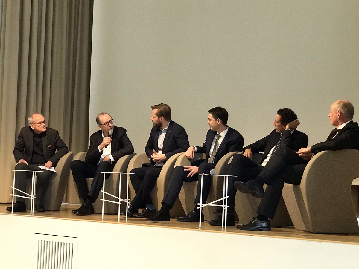 MichaelReiterPR's tweet photo. #ALGK, Panel Frieling, Labenz, @MedAIActivist, Hann, @Nida_Ruemelin, Kiesslich: warum Beurteilung #KI als irritierend -> ärztliche Verantwortung verschiebt sich eben/ KI bringt höhere Treffergenauigkeit. Beweisführung? #Zulassung: Framework mit Echtzeitzulassung entsteht in China https://t.co/SFN7Fqw3S7