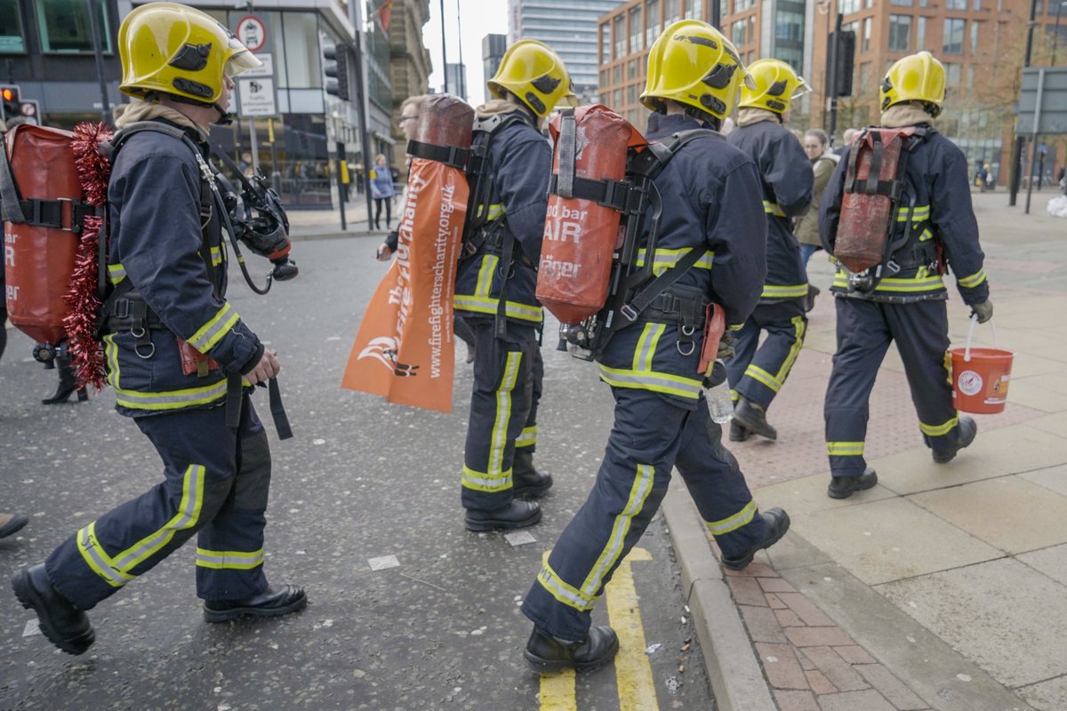 Our apprentice fire fighters have walked over 10k in full breathing apparatus in Manchester city centre this morning to raise money for The Fire Fighters Charity <a href="/firefighters999/">Fire Fighters Charity</a>. Thank you all for your generosity! If you want to donate you still can: justgiving.com/fundraising/GM…