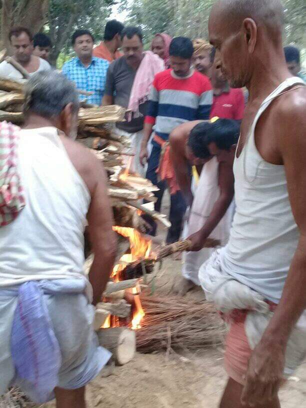 RanjanJhainc's tweet photo. मेरे दादाजी श्री गंगानंद झा कल चल बसे।
बचपन में ही पिताजी की मृत्यु के बाद दादाजी ने हमलोगों को पाला पोसा। कभी पिता का अभाव नही होने दिया।
कल शाम को अचानक अनाथ कर गए।
ईश्वर से प्रार्थना है कि मेरे भगवान स्वरूप दादाजी के आत्मा को शांति प्रदान करें।
#विनम्रश्रद्धांजलि
#MissUAlways https://t.co/SzNB7YJpVp