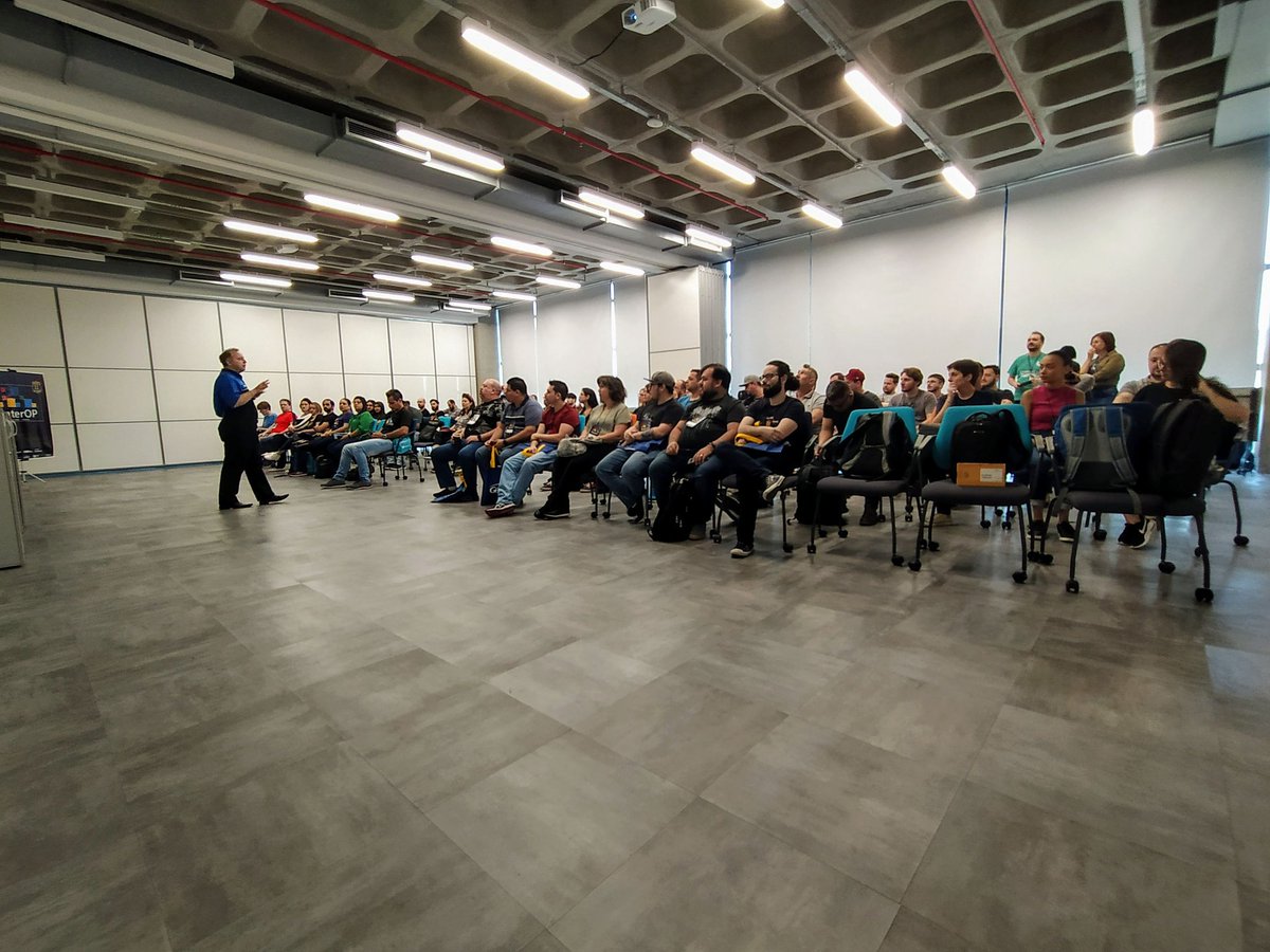 rfelipesilva's tweet photo. Roberto Petry from Dell with a great Keynote about Dell IT transformation #interopday @DellnoBrasil #delltechbr20anos https://t.co/ol1PuLx9nO
