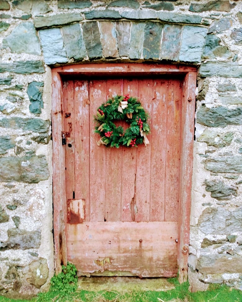 LlanfairPlas's tweet photo. Rustic wreaths #PlasLlanfair #Anglesey #angleseyhour #farm #fferm #buarth #farmyard #angleseycoastalpath #angleseysocialmedia #Christmas #advent #nadolig #nadoligllawen #wreath https://t.co/JZs8Ry5y5M