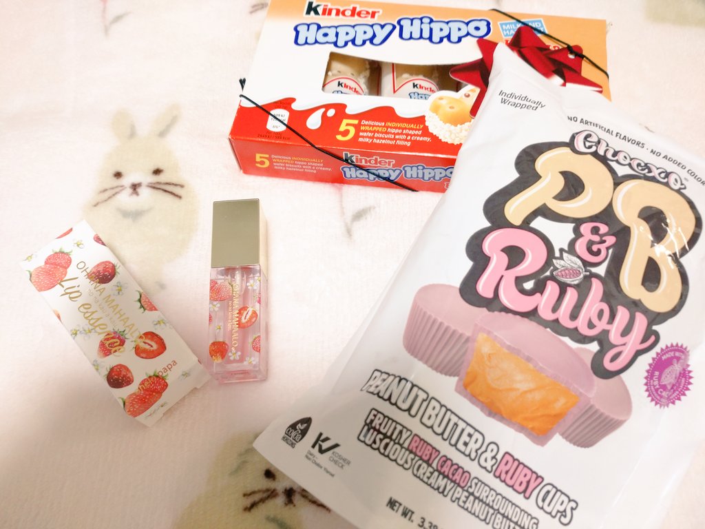 rinringogogo555's tweet photo. ひさしぶりにお買い物したーッ🐰❤️✨
うれしい…😌💓✨✨✨

ずっと憧れてたオイル、ミルクを
自分用のクリスマス🎄に(明らかなボー🍆)と

プラザのクーポンもらって
大好きなお菓子と

オハナはほぼジャケ買い🐰🍓🍓🍓
いい香りッ🐰💓✨✨✨ https://t.co/ridcF69elv