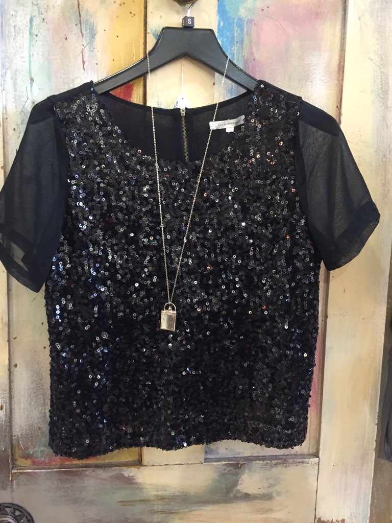 MLGbarnes's tweet photo. We’re having a Sale!! 25% Off all Black clothing!! #Bargains #Barnesdayout https://t.co/jYvAgda79l