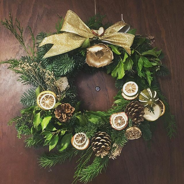 Couldn’t resist hanging this beauty up in honour of my best girl @flowerkitschen #wreathsofinstagram #workshop #festiveasfuck ift.tt/2PqAdkt