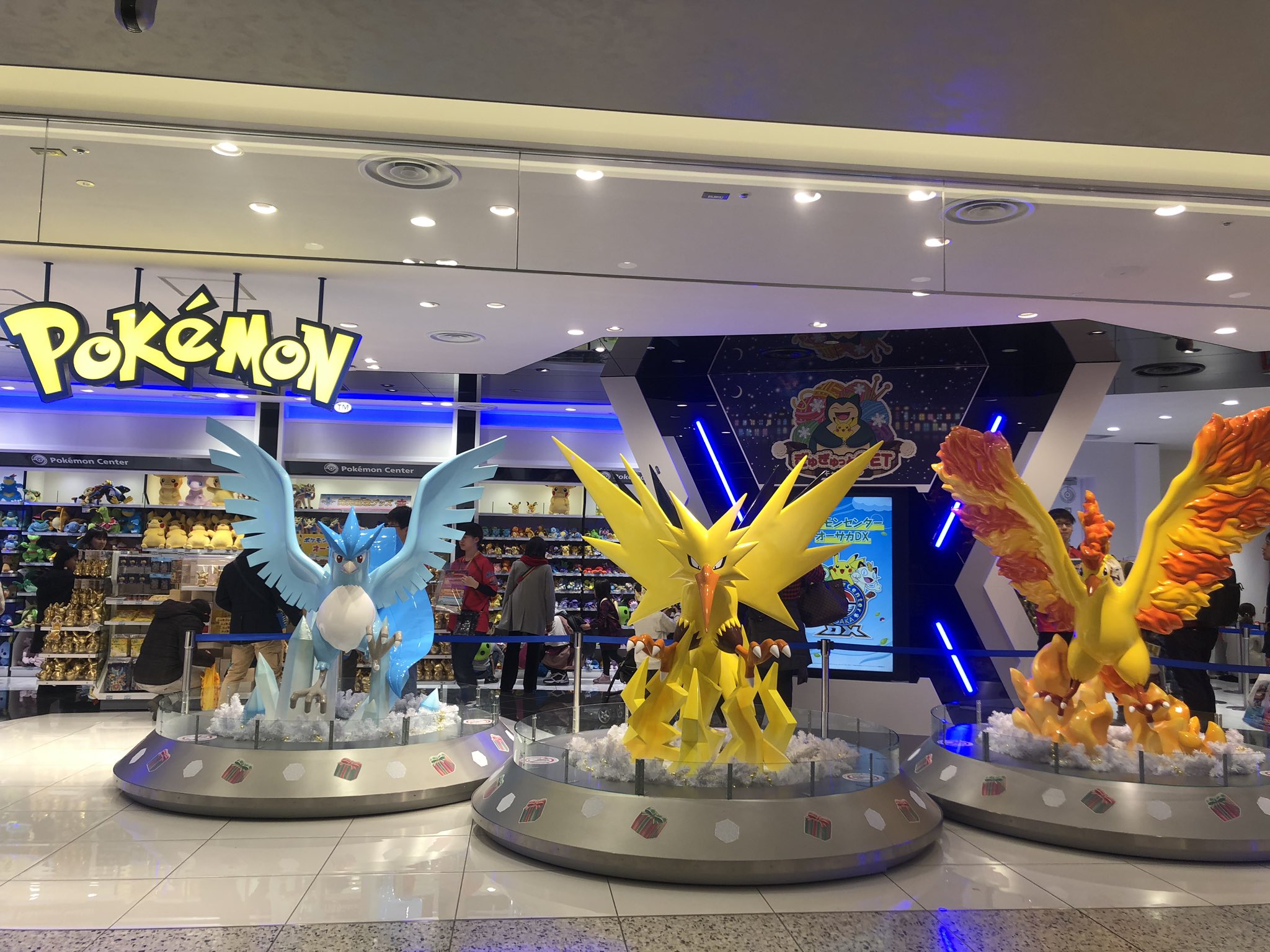 鈴木笑里 すずきえみり ポケモンセンターオーサカdx 初上陸 サンダーフリーザーファイヤーが大迫力で超カッコいい ポケセン ポケモンセンター ポケセンオーサカ ポケセンオーサカdx T Co Fc3wnud5zm Twitter