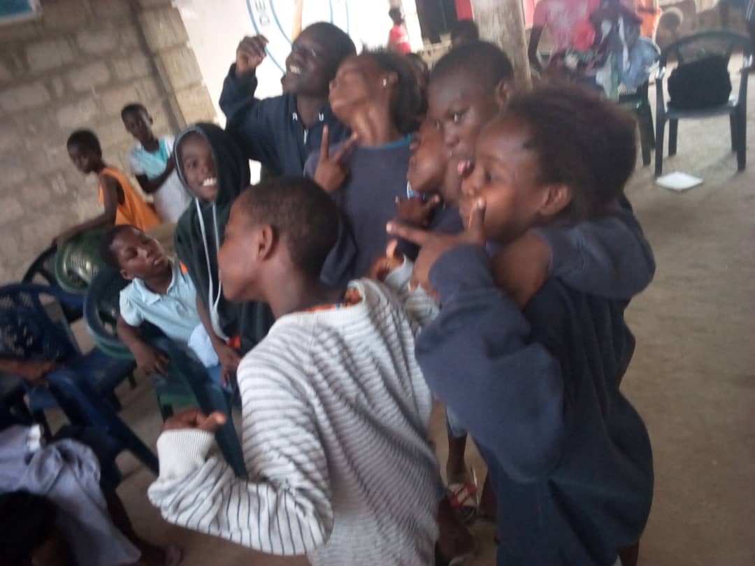 Deblessingfound's tweet image. Getting their swag in the donation... God loves a cheerful giver...we are so grateful. 
#MULTIPURPOSELIBRARYCOMPLEX 
#dual_construct_ltd
#sapholda_venture_ltd
#zenas_house_inc
#akwaaba_volunteers
#deblessingfoundation
#donate
#support