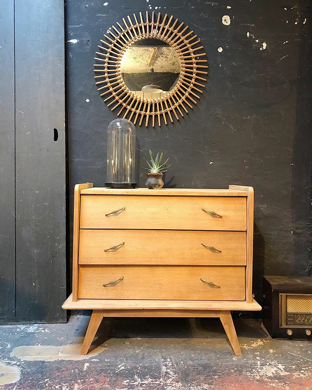 marchanddoublis's tweet photo. ★ Commode année 50 ★
100x85(h)x50 cm 
#commodeannee50 #commodevintage #commodepiedscompas #piedcompas #commodeboisbrut #annee50 #vintagestyle #vintageshop #brocantelille #lemarchanddoublis 
https://t.co/2qnNQum5yv https://t.co/dWdcfz8iUE https://t.co/rBsKb9Al1v