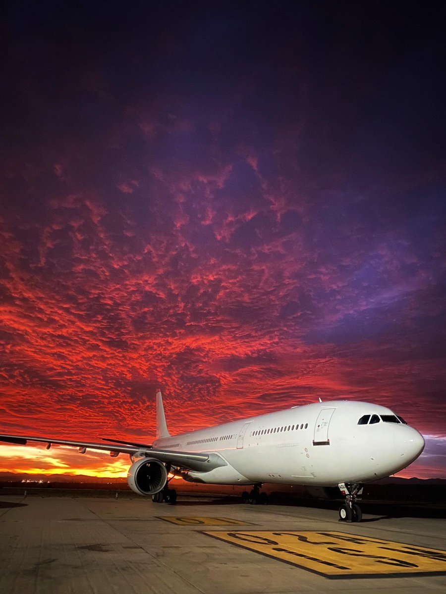 Hoy celebramos el Día Internacional de la Aviación Civil compartiendo esta instantánea que captaron nuestros compañeros, ¡feliz día!
#aircraftmaintenance #aviation #brokair #academy #aeronauticalservices #airlines #sunset #diainternacionaldeaviacion #diadelaaviacion #aviationday