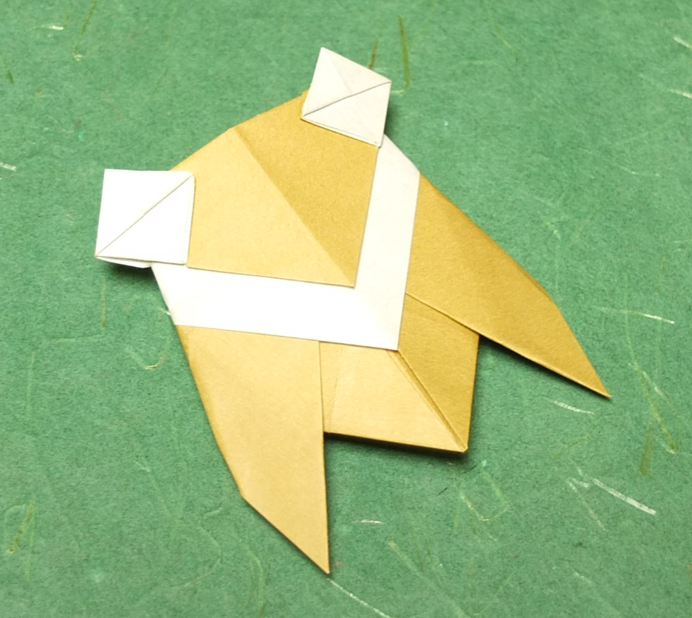 コマツ こないだラングさんの動画を見て思い出した目つきの伝承ゼミ 15年製だけど出しそびれていたもの 展開図は今回描いた ちりとてちん の家紋 が元ネタだけど折り紙的なまとまり優先でバランスは結構違っている