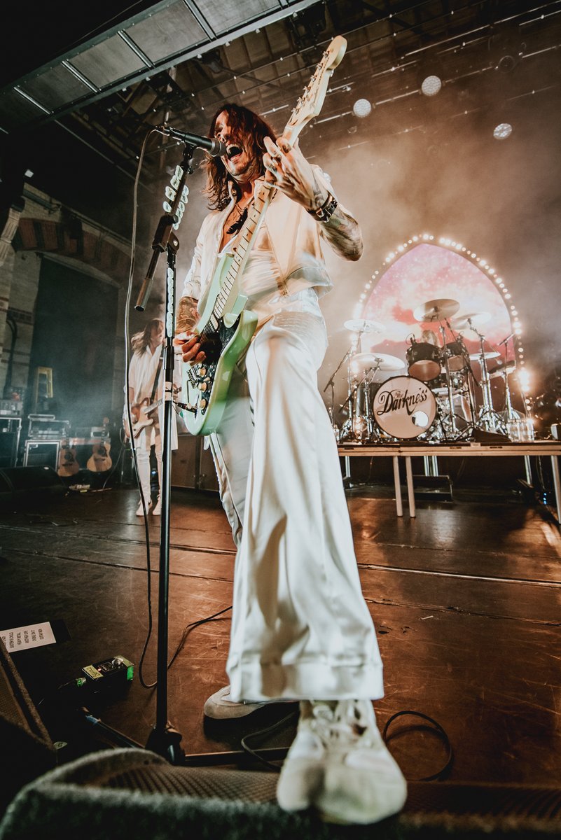 DanielAckerley's tweet photo. A few highlights from an amazing show last night by @thedarkness at @CambridgeCornEx - captured for @Rocksins :-) https://t.co/kTbsC1VMxF