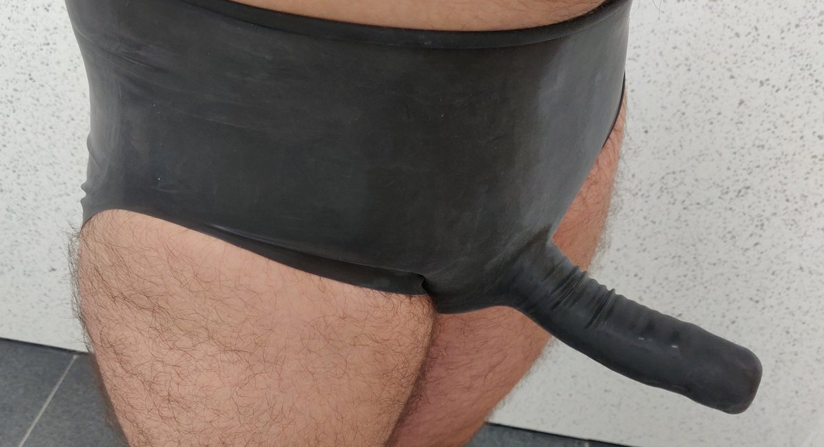 Latexfranco's tweet photo. New pair of latex pants with cock sheath. Feels so nice #latex #Pants #rubber https://t.co/pOukU1OiRq
