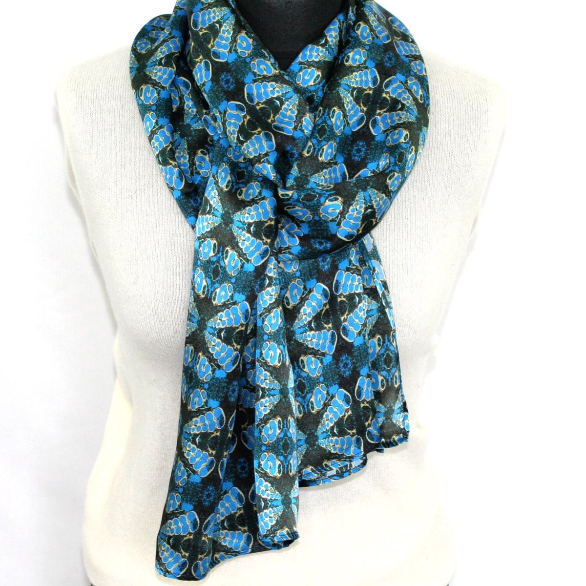RockStoneSilk's tweet photo. “When I wear a silk scarf I never feel so definitely like a woman, a beautiful woman” Audrey Hepburn                         #rockstonesilk #silk #scarf https://t.co/ExTs3Tk48a