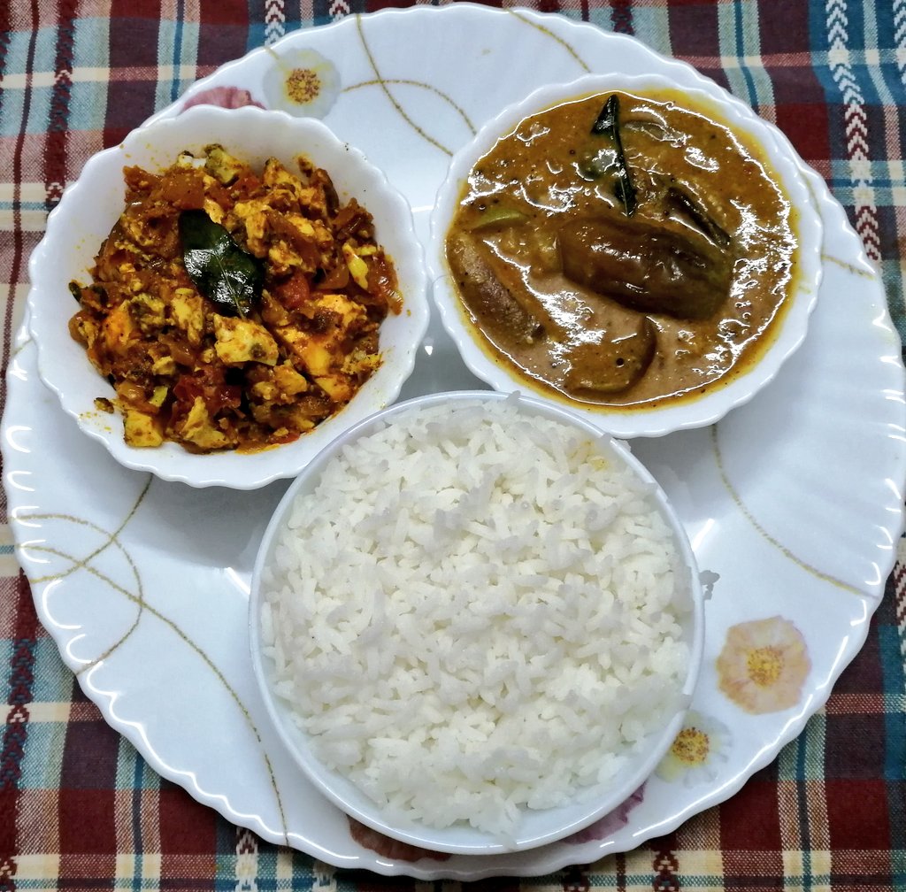 SolitaryReaper_'s tweet photo. எள்ளுப் பொடி போட்ட கத்தரிக்காய் குழம்பு + முட்டை தொக்கு.
#Lifeincups
#yakshikitchen https://t.co/fyWrCVRvWb