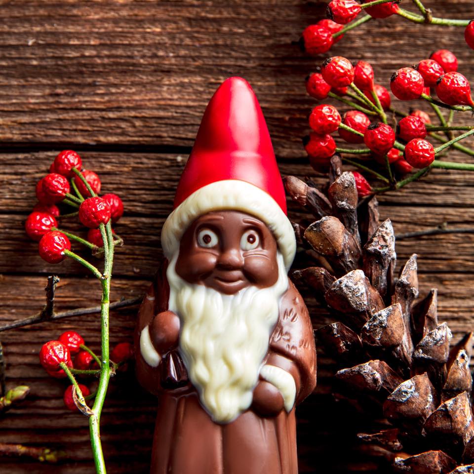 AeschbachChoco's tweet photo. This sweet #SantaClaus and many other gift ideas are waiting for you in our #ChocoStores and #OnlineShop. https://t.co/tOQpnRNwed
#AeschbachChocolatier #ChocoWorld #ChocoStore #HandMadeGifts #Christmas2019 #Advent2019 #Santa #ChocoEvent #Christmas2019 #GiftIdeas #ChristmasTree https://t.co/w5F3mj8ejw