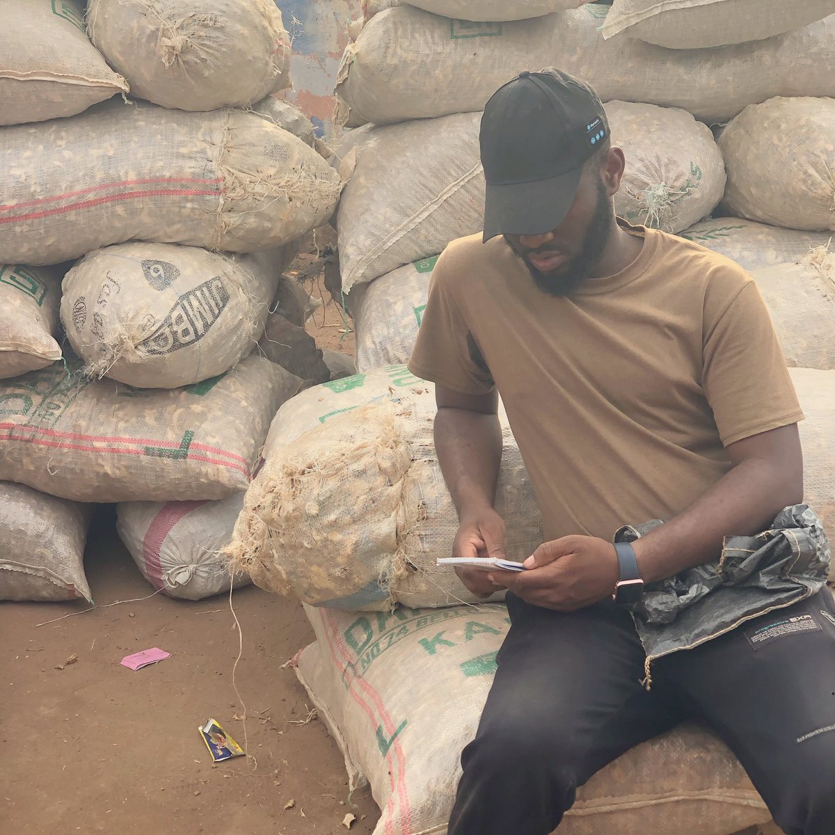 sadiqdankabira's tweet photo. I’m always out of my confort zone to earn a living. One of the hardest things in life is getting your halal 😔 Kafanchan is a place where you’ll always look dirty and dark. Trust me its worth it😅😁. I do Ginger for a living 😁😁 https://t.co/H1dy9LhSnt