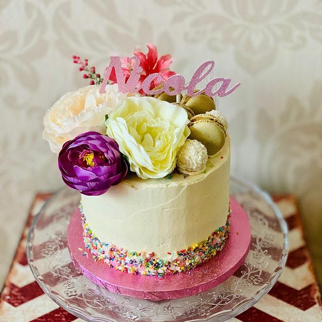 #layercake #spongecake #flowers #macarons #rafaello #cakecakecake #cakedecorating #cakelicious #cakelife #cakelove #cakesofinsta #cakesofinstagram #cakestagram #cakegram #cakesofcardiff #cardiffcakes #cardiffcakemaker #cardiffcakebaker #southwalescakes #… ift.tt/2YrJlJB