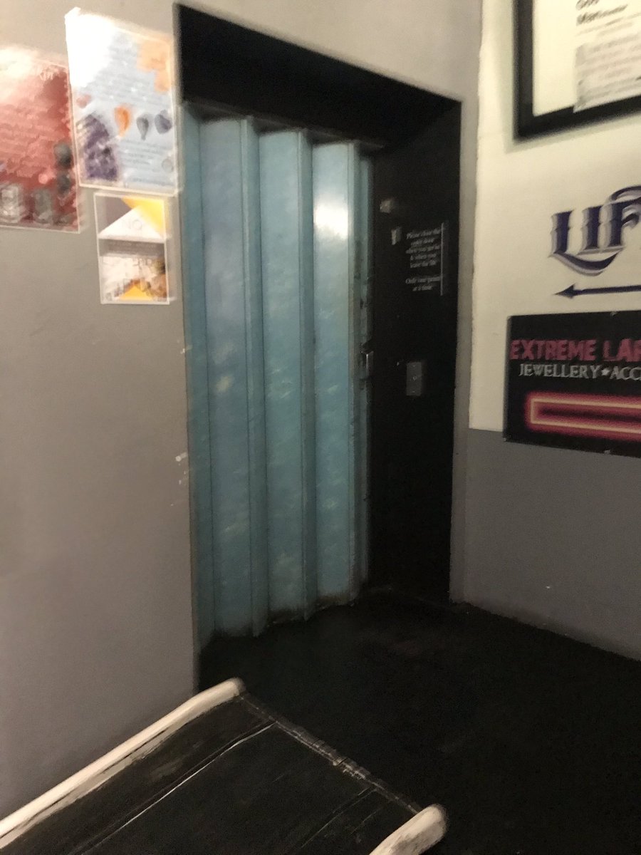 LLafron's tweet photo. Per accedir a unes galeries a la ciutat de Manchester hi ha un ascensor per pujar de pisos, pero abans d’arribar a aquest, hi ha com podeu veure tres escales que s’han de fer maravelles per poder pujar-les o baixar-les. #DiversitatFPT #sharediversitat https://t.co/CVcFLM2nfi