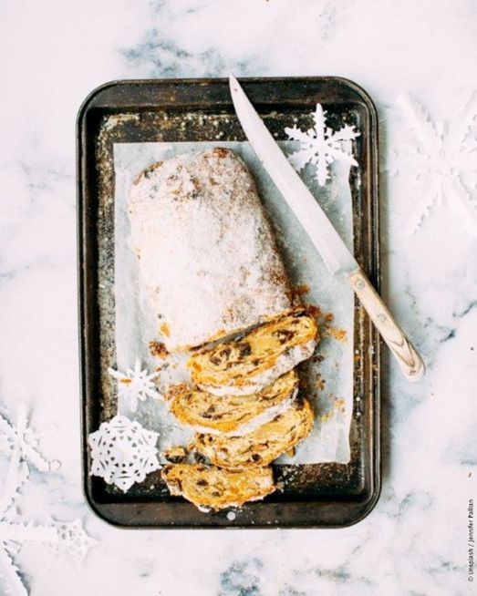alemaniaturismo's tweet photo. Tradicionalmente el sábado anterior al 2°. Domingo de Adviento se lleva a cabo una celebración en Dresde en la que el Christstollen® es la estrella. Este bollo de Navidad enorme tiene un peso de aprox. 1,8 toneladas y está tirado por ocho caballos. 😋 #joinGermanTradition https://t.co/nxKKW1U9DZ