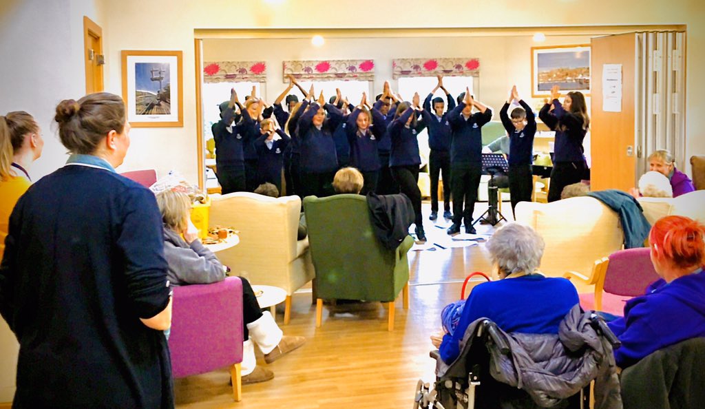 msmpai's tweet photo. On the 2nd day of Christmas... Year 8 sang to the wonderful people of @stgemmashospice 🎄 https://t.co/qwDQXC0ZZP