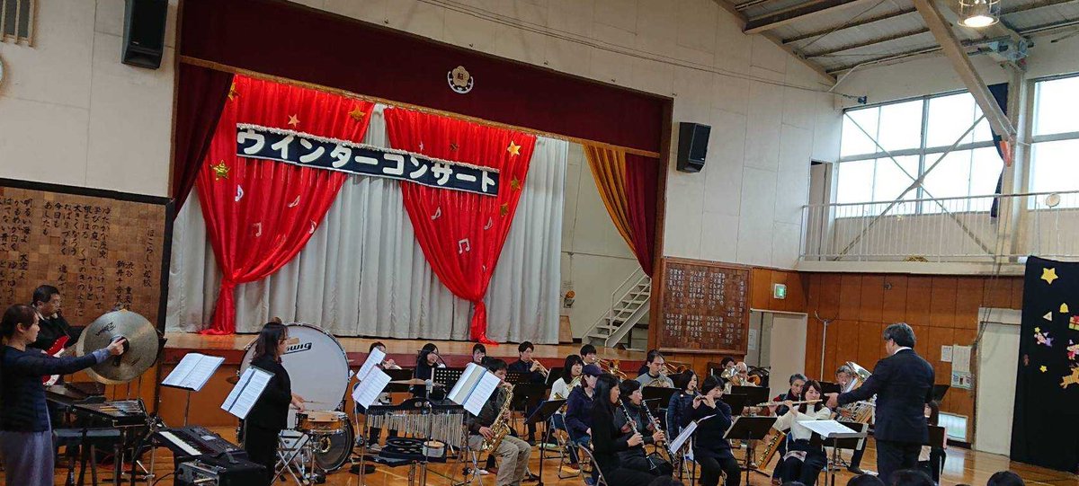 杉田小学校のウィンターコンサートにゲスト出演してきました！
若いパワーに圧倒されつつも（大きな事故なく　笑）楽しく演奏できました。小学生・中学生の皆さんに、大人になってもこんな風に音楽できるんだな、やりたいな、と思ってもらえれば嬉しいです♪