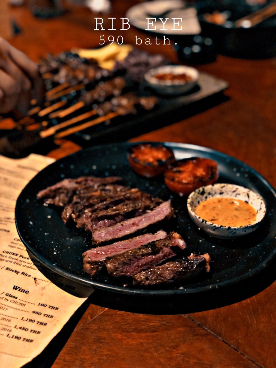 18EatAmR's tweet photo. 🧡🥩 เจอ Hidden เมนูเนื้อในร้าน 'ฉัน Chunn เอกมัย' คืออร่อยนำเมนูซิกเนเจอร์ไปเลย เมนูนั้นคื
/ BBQ Beef เนื้อเสียบไม้ย่างปรุงรสดีเสิร์ฟกับแจ่วปลาร้าเข้มข้น เบิ้ลไป 3 ชุดสุดจริง

/มันบด ทรัฟเฟิล 80฿ ละเอียดเนียนหอม
ส่วนเนื้ออื่นๆ กลางๆ สำหรับเรา 
@aroii #อร่อยไปเเดก https://t.co/xKjgEpUx3Q