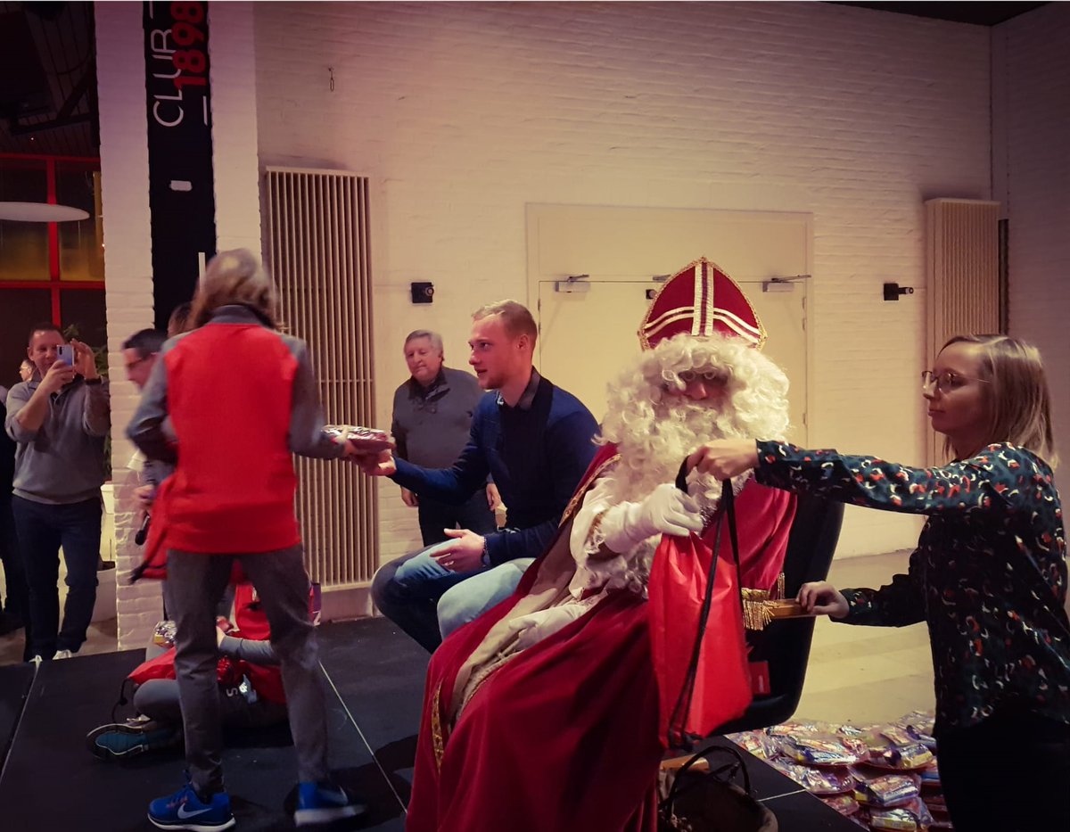 Standard_RSCL's tweet photo. Ce vendredi 6 décembre en soirée, le Grand Saint-Nicolas, accompagné d'@bodart_arnaud , pur produit de notre centre de formation, a gâté nos jeunes joueurs et joueuses afin de les récompenser et les encourager pour la suite de cette saison ! #RSCL #StandardAcademy 😉👍🥳 https://t.co/UwugTlnlgl
