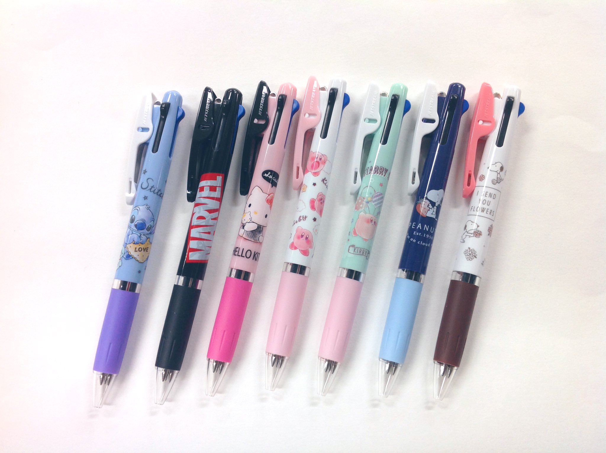 玩具と文具 あさだ Auf Twitter 新発売 大人気 クセになるなめらかな書き味のボールペン ジェットストリーム3色ボールペン 新柄入荷しました 人気キャラクターも新登場です ディズニー Disney スティッチ Marvel マーベル カービィ サンリオ キティ 玩具と文具 あさだ Auf Twitter 新発売 大人気 クセになるなめらかな書き味のボールペン ジェットストリーム3色ボールペン 新柄入荷しました 人気キャラクターも新登場です ディズニー Disney スティッチ Marvel マーベル カービィ サンリオ キティ
