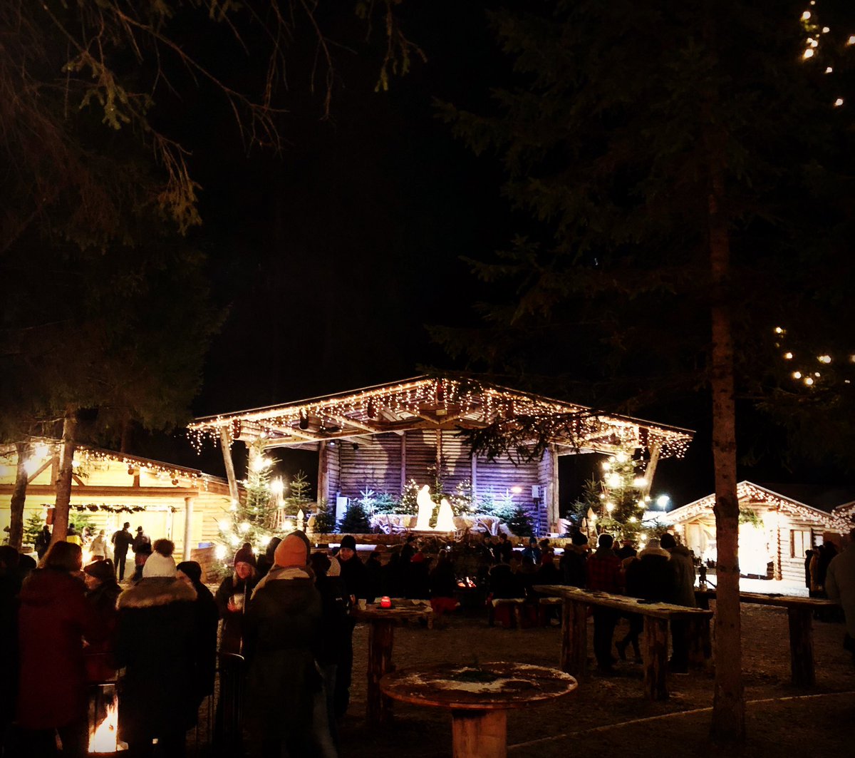 neilsonaustria's tweet photo. Every weekend over the festive period Mayrhofen host a mesmerising Christmas Market! What better to get you in the Christmas spirit than a Gluhwein and real snow! @neilsonholidays @Mayrhofen #RelaxAsHardAsYouLike #Christmas https://t.co/DVdvWPbjVQ