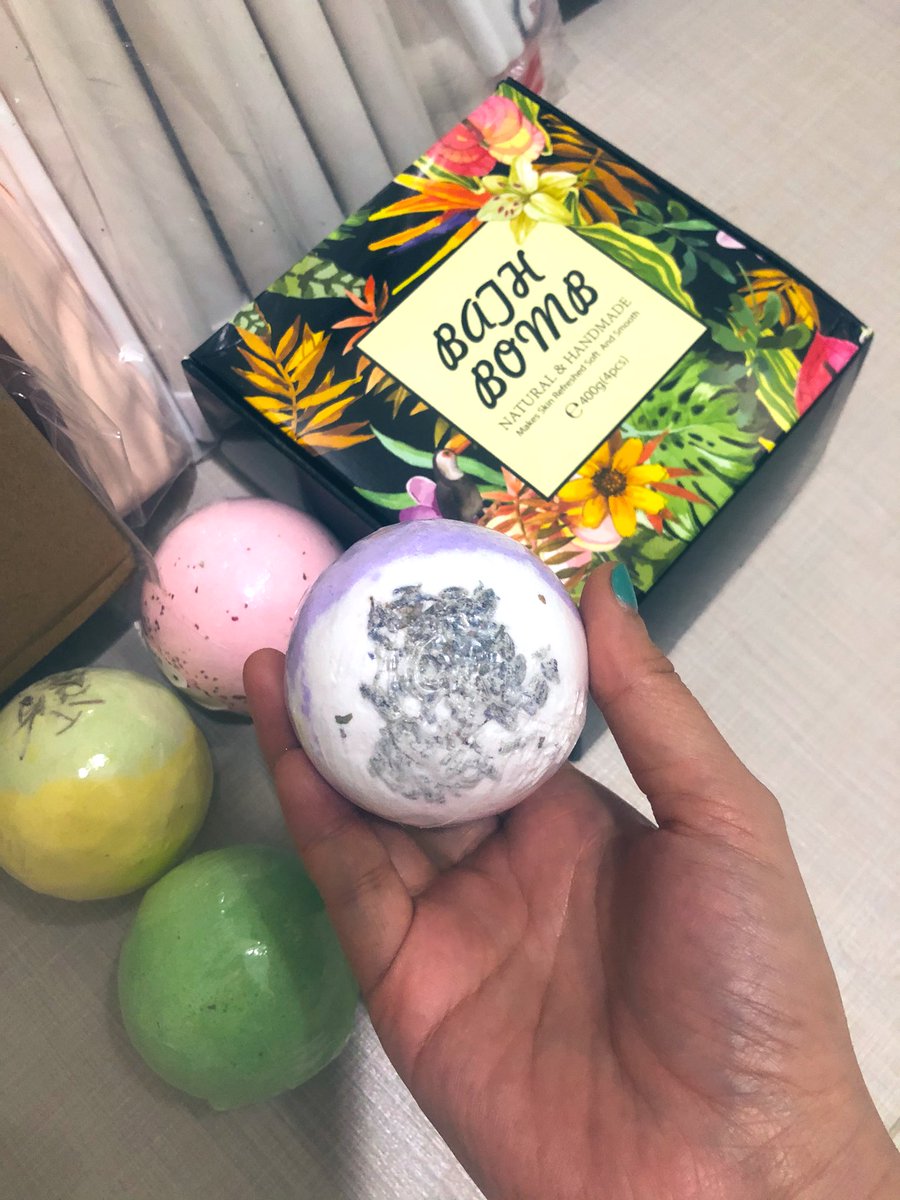 Vanila2019's tweet photo. แช่ตัวสบายๆ ไม่ต้องมีอ่างอาบน้ำกะได้ อ่างแช่ได้ทั้งตัวแบบประหยัดพื้นที่ พับได้ ซื้อมาจาก Shopee ที่ร้านขาย บาทบอมด้วย เฮ้ยมันดีอ่ะ ห้องน้ำแคบๆไม่ใช่ปัญหาเลย (ต่อ) #HowtoPerfect #ไว้รีวิวห้ามขายของโว้ย https://t.co/lWqp9KlC9r