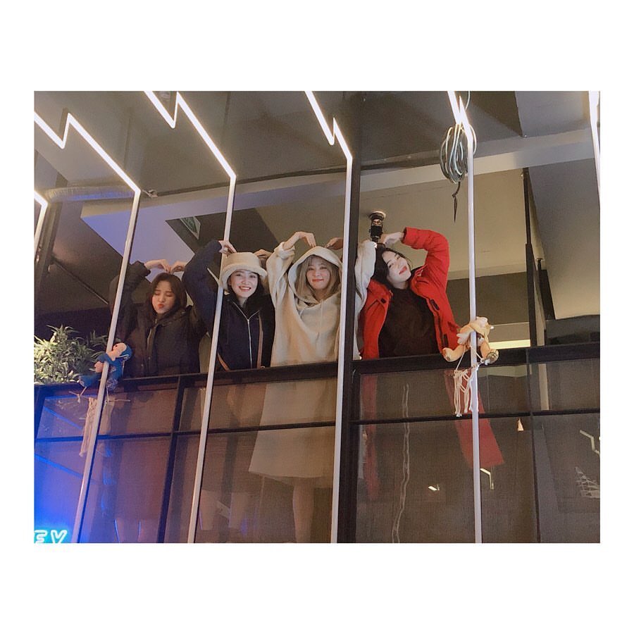 yinfany's tweet photo. 🐰: 얘들아 여기봐~ 📸
🐹🦄🐻🐥: 주현언니하트~! 💙💜💛💚
🥰🥰🥰🥰🥰
@RVsmtown 🎀
#ThisIsRedVelvet https://t.co/DP63l6L1Bk