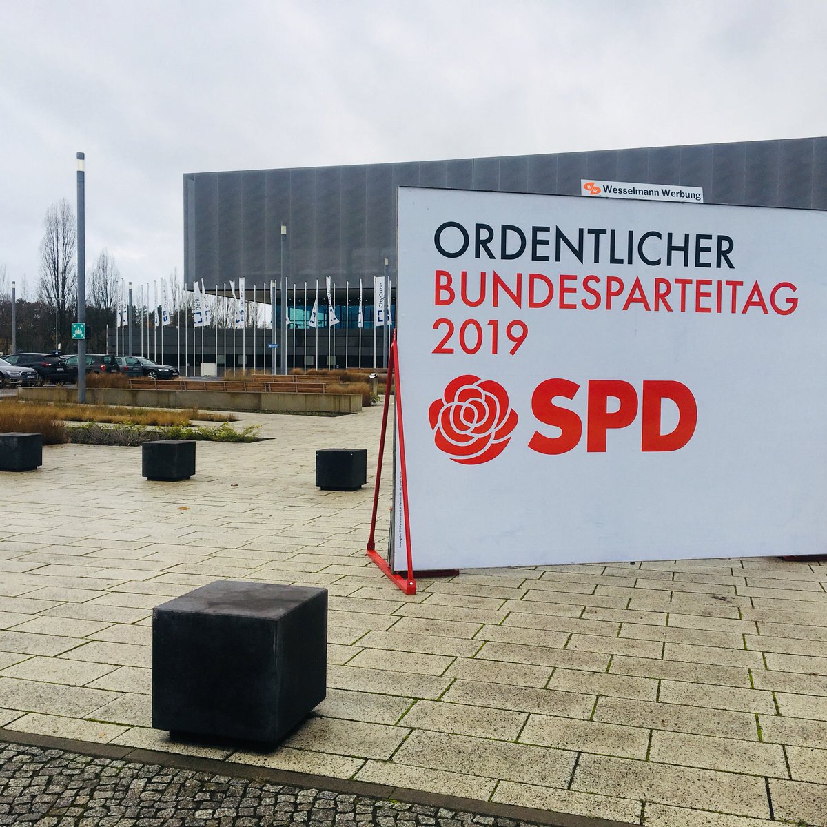 Liebe Delegierte des #spdbpt19: Falls euch die Antragsdebatte langweilt - direkt neben dem City Cube gibt es heute Mittag spitzenmäßigen Oberligafußball. Kevin kann euch den Weg zeigen. Für die Seeheimer öffnen wir den Gästeblock.