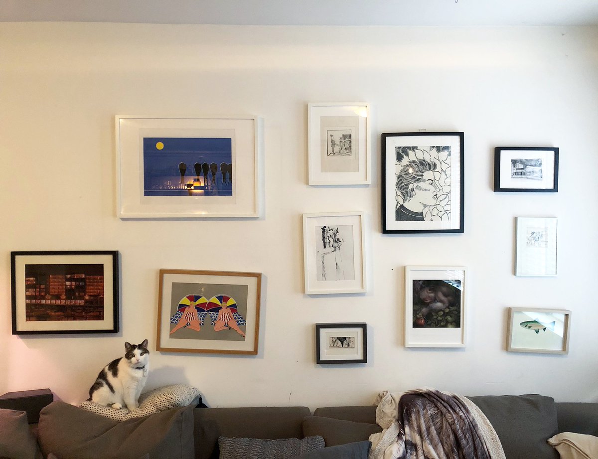 Kim_Amsterdam's tweet image. Mijn schilderijen hangen allemaal schots en scheef omdat Job en Sterre er kopjes tegenaan geven bij het langslopen over de bankleuning #catladyproblems