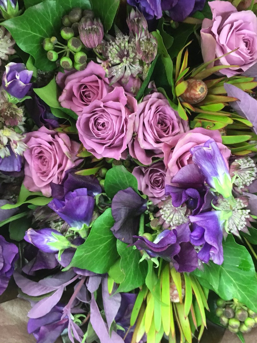 Yoko_Morita4428's tweet photo. 誕生日を前に
途切れることなく  届く花たち

喜びも    憂いも
幾多の 苦しみも

たっぷりと味わった  歳月
振り返りながら
感慨深く  思うこと いろいろです
              (森田洋子調香師の扉) https://t.co/6Waa56Ud2o