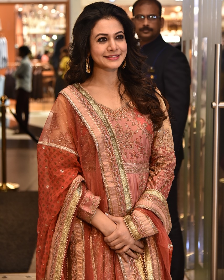 NetworkFilmy's tweet photo. #RubyChatterjee aka #KoelMallick at the special screening of #SagardwipeyJawkerDhan . https://t.co/T1HPqGVo1r