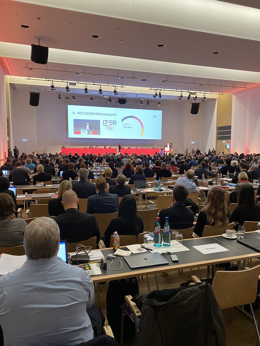 Heute trifft sich der <a href="/DOSB/">DOSB</a> für ihre jährliche Vollversammlung. Danke an alle Menschen die sich ehrenamtlich für den Sport einsetzen. Den Wert des Sports für unsere Gesellschaft hat <a href="/RegHessen/">Staatskanzlei Hessen</a> Volker Bouffier sehr treffend erläutert.