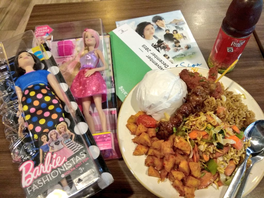 HaruhikoHideo's tweet photo. My Lottemart Lunch/Dinner with my Ladies after watching #JFF2019 π https://t.co/OxMrtVB6zk