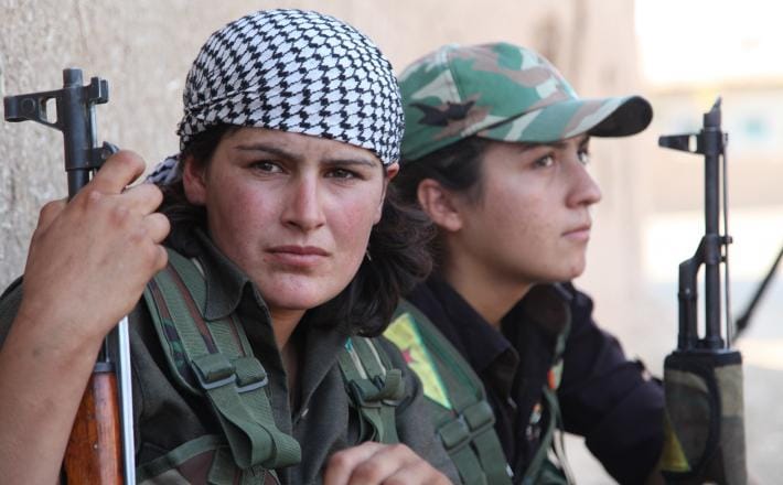 ConRojava's tweet photo. Mujeres como las de la foto, en las YPJ, han contribuido a la derrota del Daesh y a la revolución feminista, democrática y ecosocialista de Rojava. Ahora otra vez en peligro por el ataque turco y la omisión de la OTAN y la ONU. #cadizconrojava #Riseup4Rojava #WomenDefendRojava https://t.co/bxXoNQVH9j