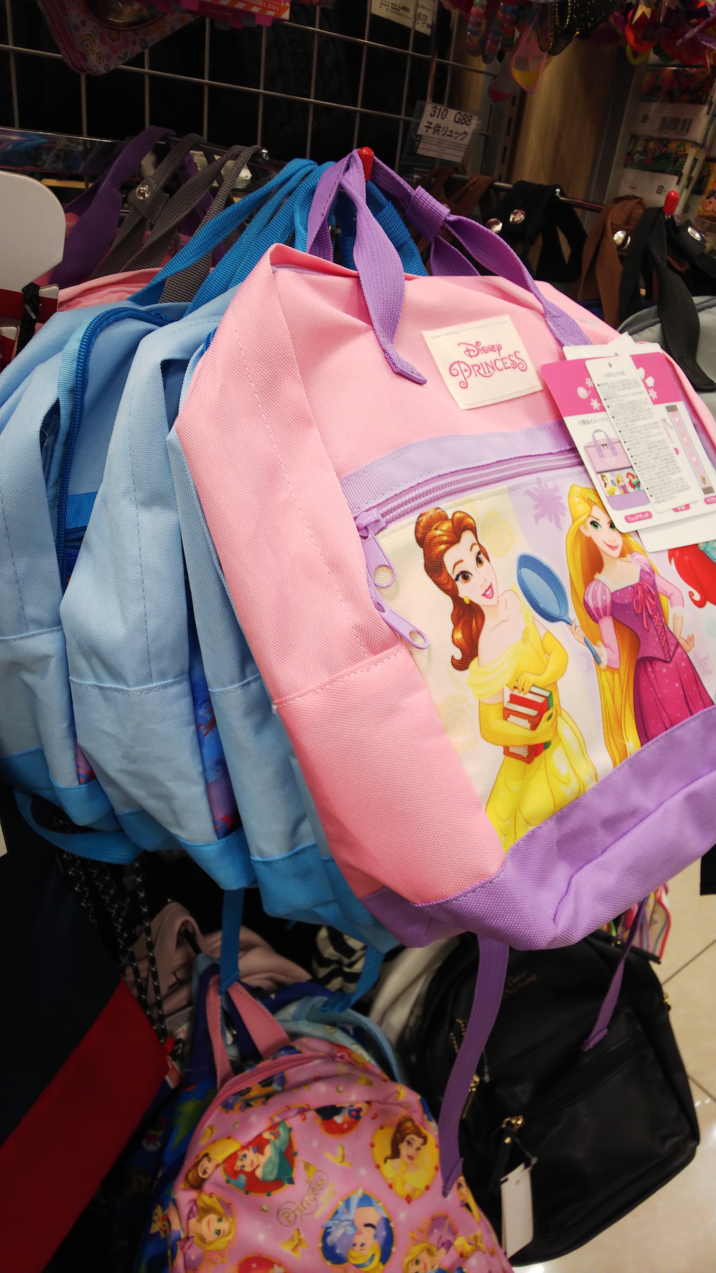 みーたん 今日行ったしまむら ハッピーバッグまだたくさん売ってた プリンセスリュック買うか娘に聞いたら アナ雪あるから大丈夫 って大人の解答された リュック カバン売り場に普通に置いてあって気づきにくいのかな 可愛いからみんな気づい