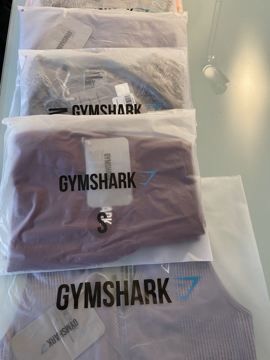 alexaeisele's tweet photo. @Gymshark_Help The order i received is completely wrong! Could you please contact me to send the right order? https://t.co/RFKt4nzVs2