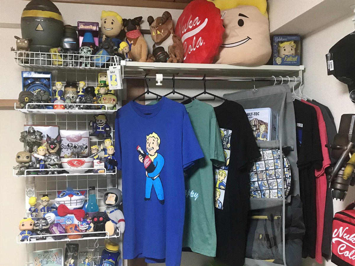 kazuchi_n's tweet photo. 今まで自室が無くて購入したFalloutグッズは、しまっちゃうおじさんでしたが㊗️自室&amp;机ということで並べてみました🥳🎉たーのしー😭👍
#Fallout #Vaultboy #NukaCola https://t.co/BYEWDtidKg