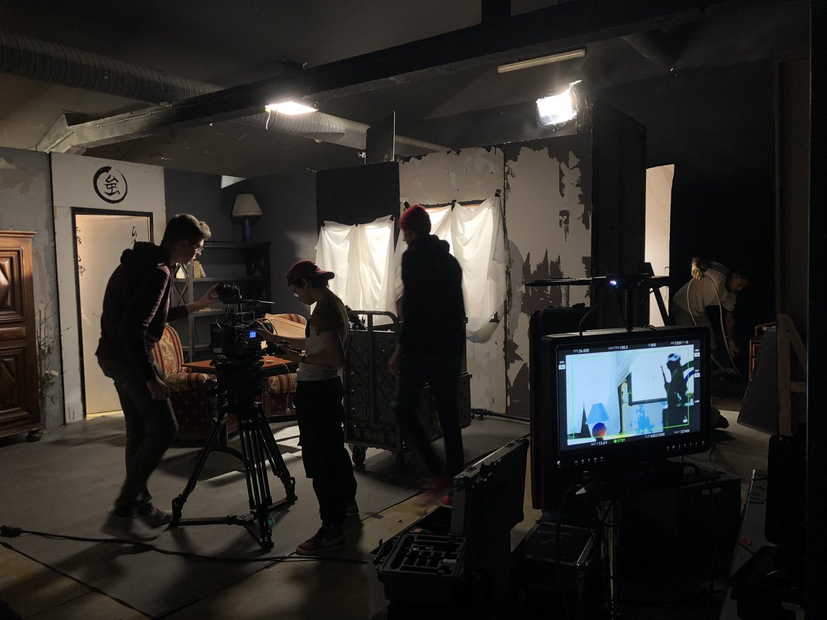 ecoleEICAR's tweet photo. Les étudiants s’activent sur les plateaux ! #PortesOuvertes #jpoEICAR #eicar #école #cinéma #son #musique #audiovisuel #actorat #montage #scenario https://t.co/pipAhx1Xo3