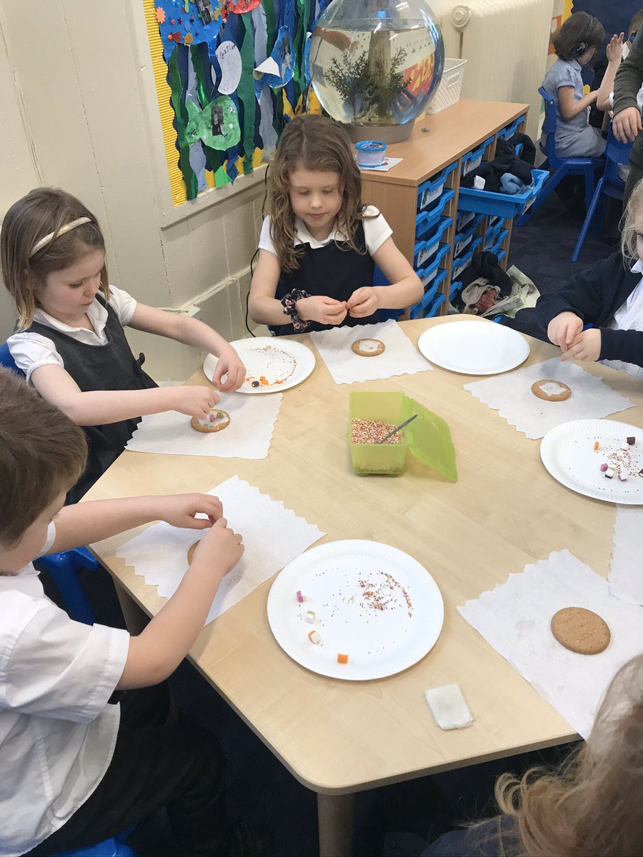 SalinePS's tweet image. P1/2 celebrated the success of their nativity dress rehearsal by decorating some biscuits. Hats off to infant teachers &amp;amp; support staff everywhere! #nativity #1down #2togo  🎄🎅🏼