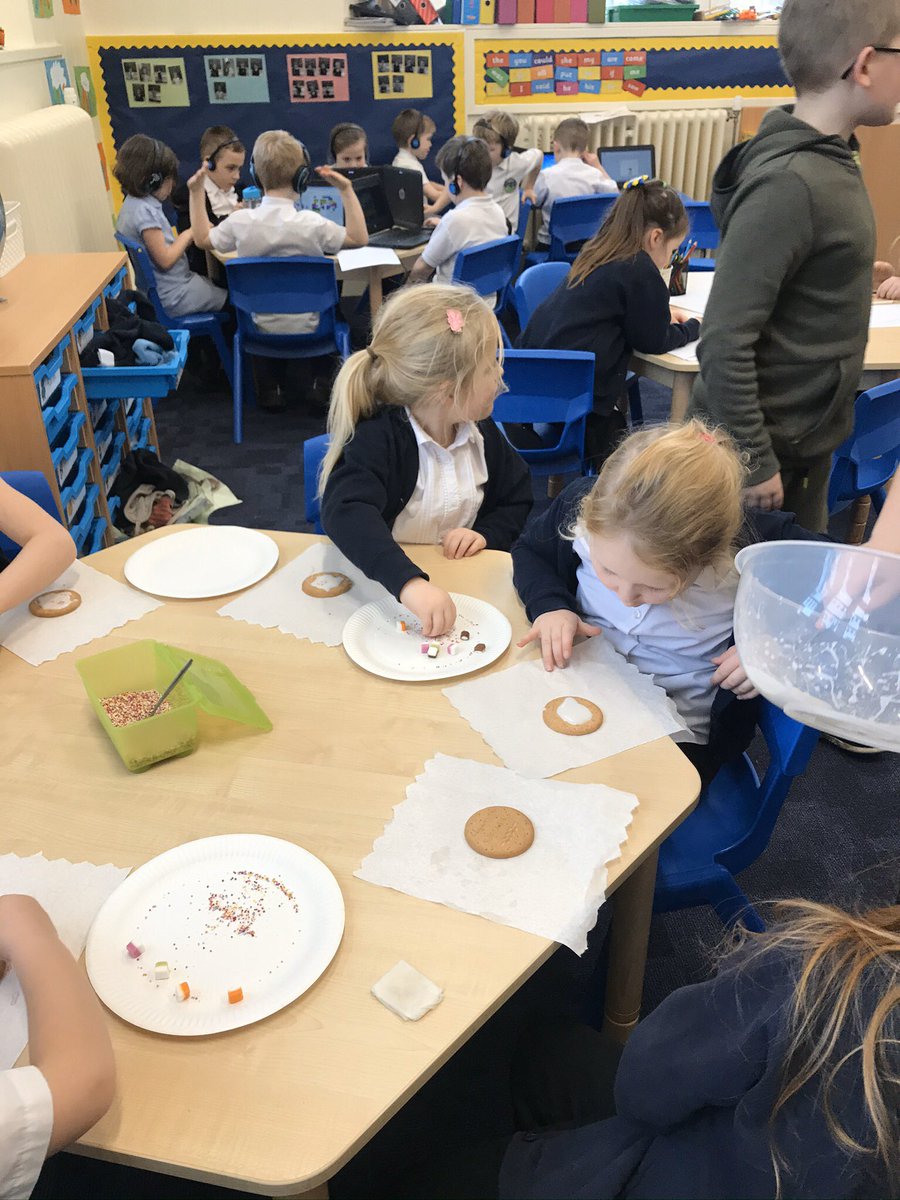 SalinePS's tweet image. P1/2 celebrated the success of their nativity dress rehearsal by decorating some biscuits. Hats off to infant teachers &amp;amp; support staff everywhere! #nativity #1down #2togo  🎄🎅🏼