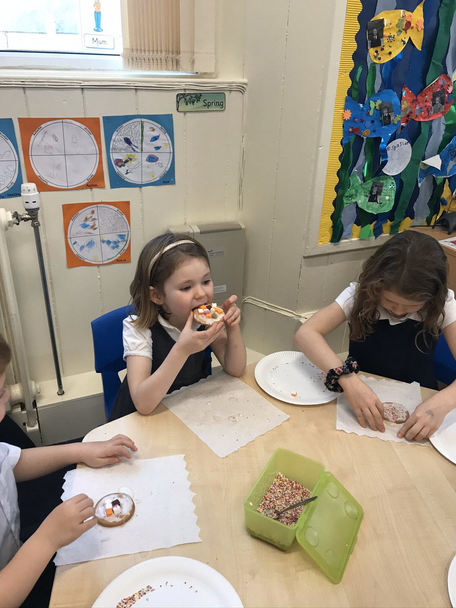 SalinePS's tweet image. P1/2 celebrated the success of their nativity dress rehearsal by decorating some biscuits. Hats off to infant teachers &amp;amp; support staff everywhere! #nativity #1down #2togo  🎄🎅🏼